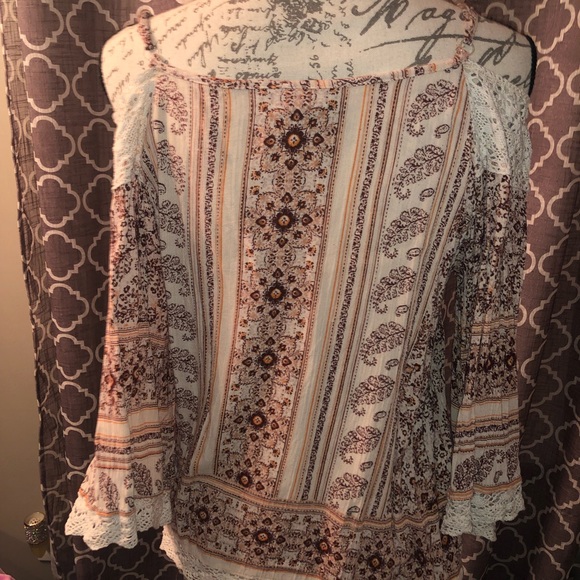 Off the shoulder/long sleeve floral shirt - Picture 2 of 3